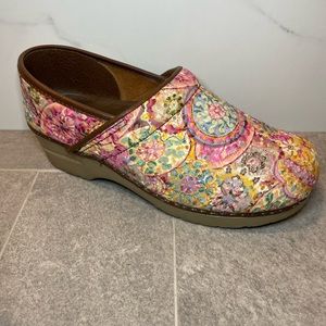 Sanita clogs women’s size 40 or 9